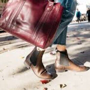Frye  Chelsea Boots Sleek Minimalist Design Size 9.5